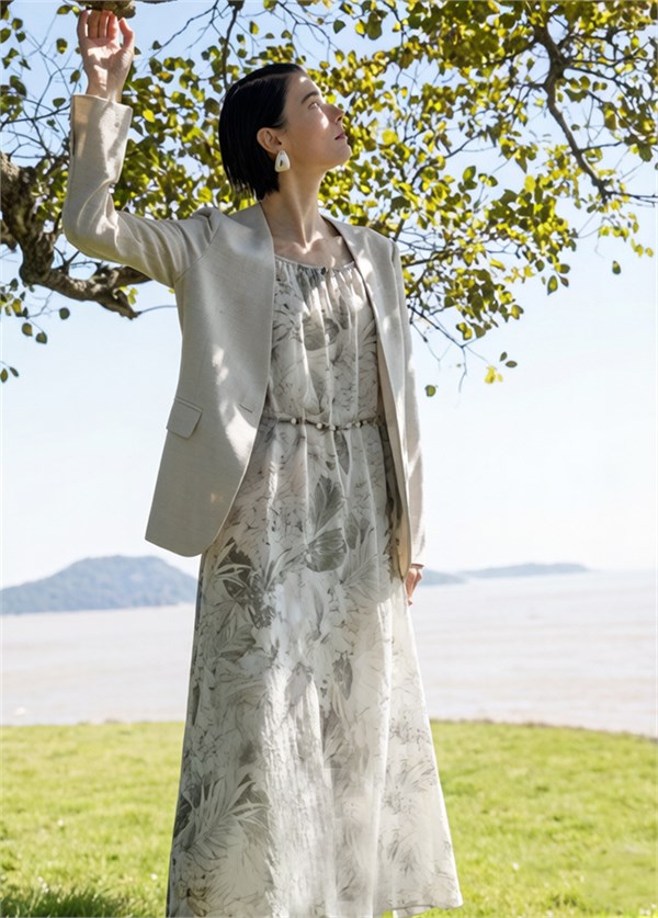 JESSIE杰西夏品：披一缕春风，邂逅印花、裙摆与西装雅韵
