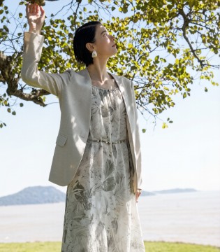 JESSIE杰西夏品：披一缕春风，邂逅印花、裙摆与西装雅韵