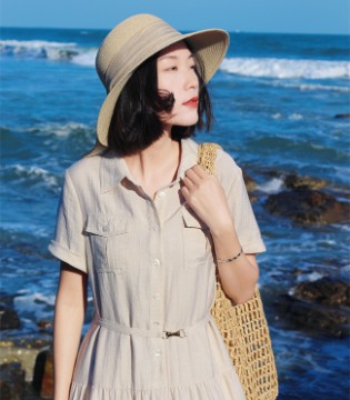 亚麻褶皱里，藏着一片未命名的海