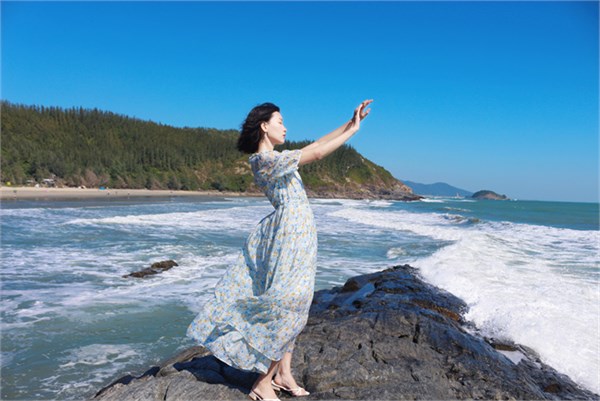 荣子原创女装：于夏日梦幻裙影，开启浪漫时尚之旅