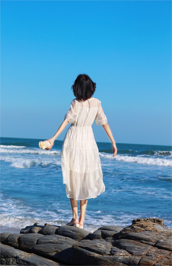 荣子原创女装：于夏日梦幻裙影，开启浪漫时尚之旅