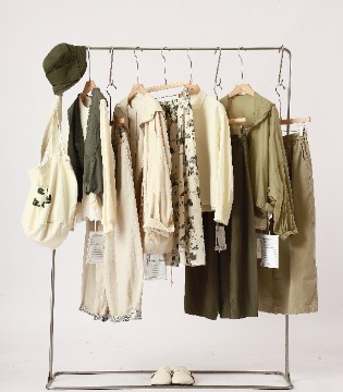 简与媄｜把春天穿成一首低饱和的诗