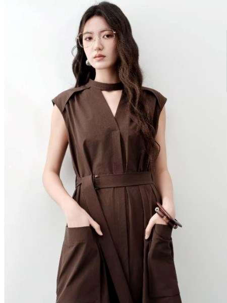 千百惠女装：以卓越设计，铸就女性时尚传奇