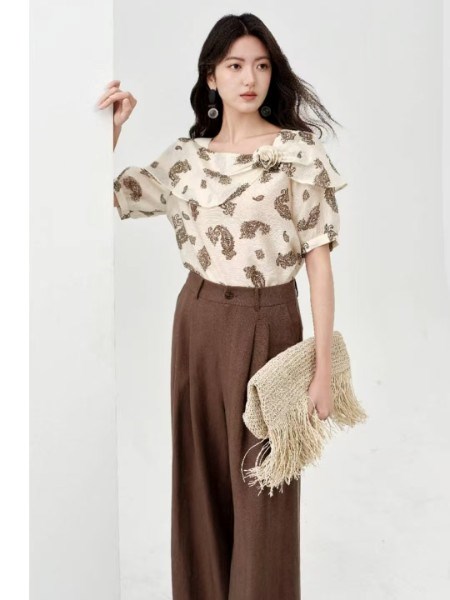 千百惠女装：以卓越设计，铸就女性时尚传奇