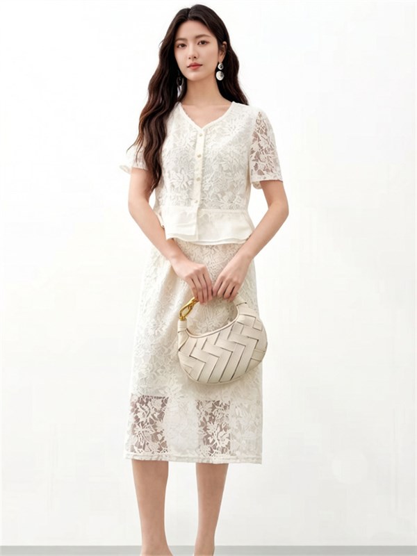 千百惠2026春款：白裙仙韵、紫衫巧思，邂逅小香风绮梦