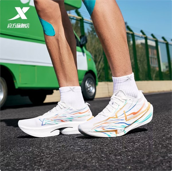 特步破繭之刃Pro：為競(jìng)速而生的碳板跑鞋新標(biāo)桿