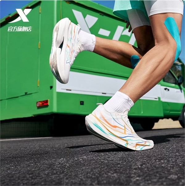 特步破繭之刃Pro：為競(jìng)速而生的碳板跑鞋新標(biāo)桿