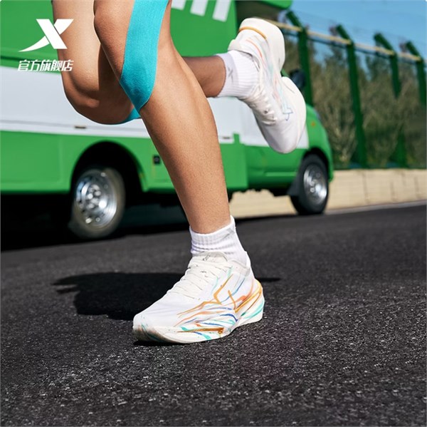 特步破繭之刃Pro：為競(jìng)速而生的碳板跑鞋新標(biāo)桿