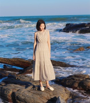 海风轻拂，格调自成 —— 文艺森系格纹棉麻连衣裙​