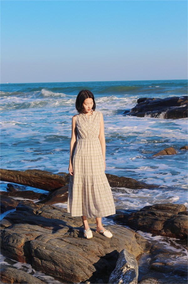 海风轻拂，格调自成 —— 文艺森系格纹棉麻连衣裙​