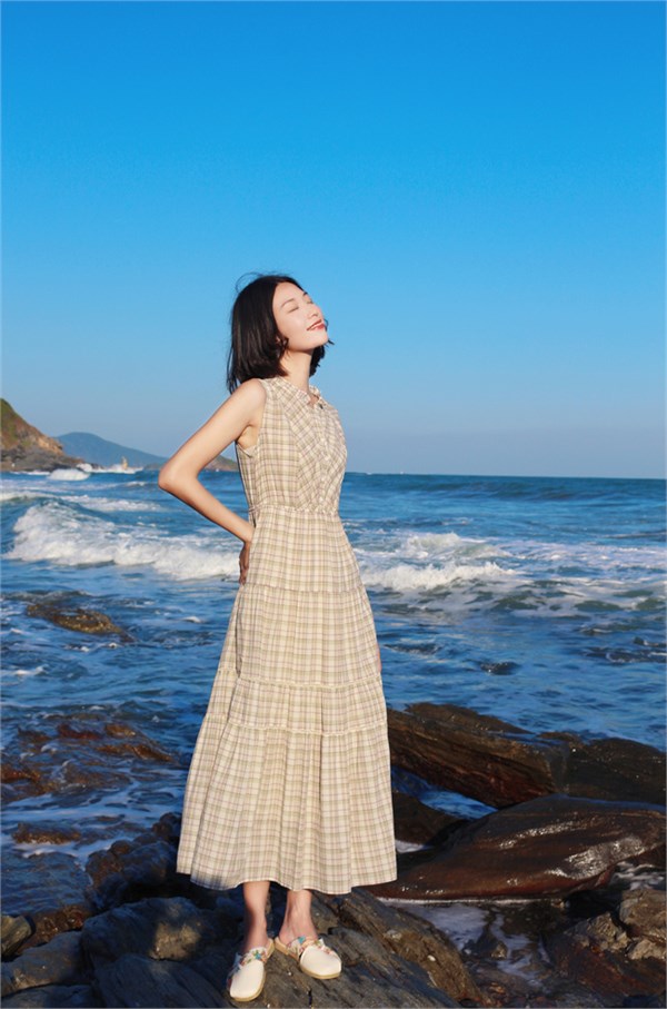 海风轻拂，格调自成 —— 文艺森系格纹棉麻连衣裙​