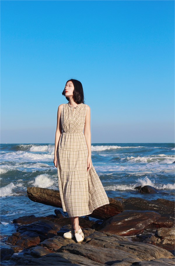 海风轻拂，格调自成 —— 文艺森系格纹棉麻连衣裙​
