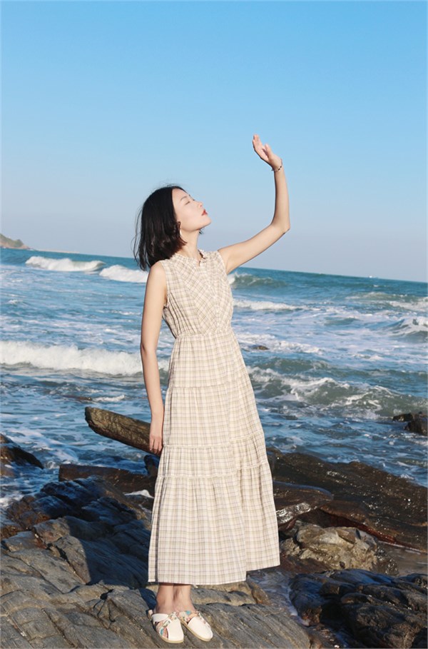 海风轻拂，格调自成 —— 文艺森系格纹棉麻连衣裙​