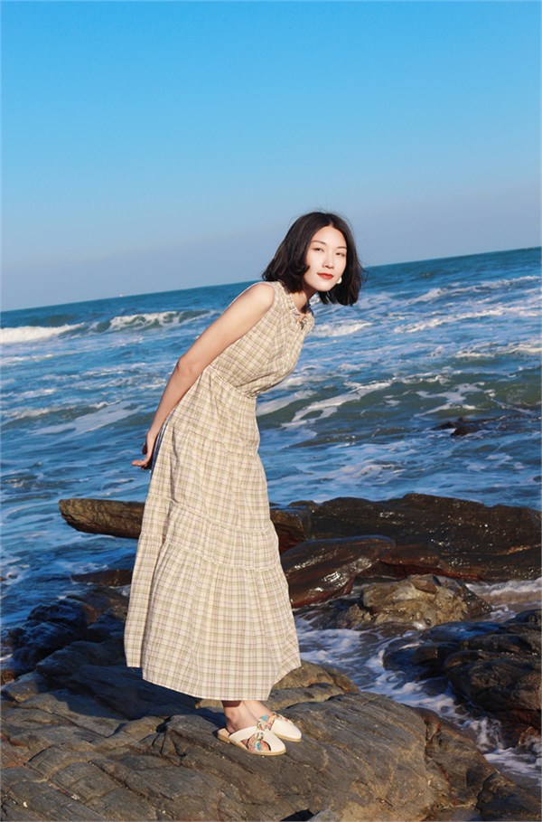 海风轻拂，格调自成 —— 文艺森系格纹棉麻连衣裙​