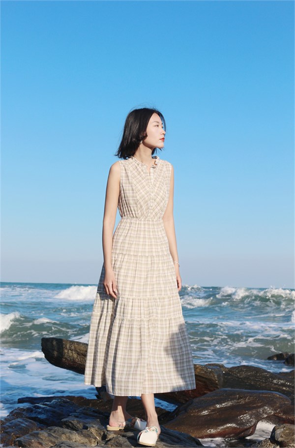 海风轻拂，格调自成 —— 文艺森系格纹棉麻连衣裙​