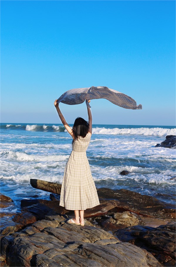 海风轻拂，格调自成 —— 文艺森系格纹棉麻连衣裙​