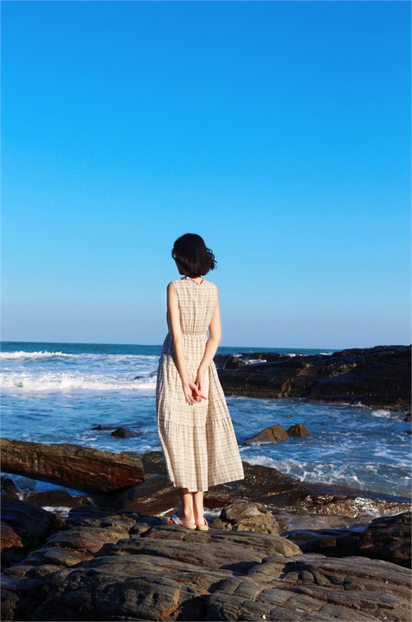 海风轻拂，格调自成 —— 文艺森系格纹棉麻连衣裙​