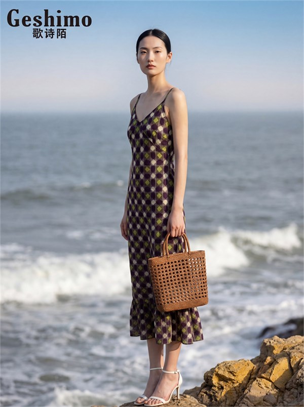 歌诗陌女装:撞色格纹,奏响夏日海滨复古乐章