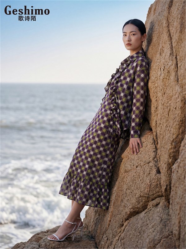 歌诗陌女装:撞色格纹,奏响夏日海滨复古乐章
