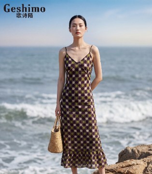歌诗陌女装：撞色格纹，奏响夏日海滨复古乐章