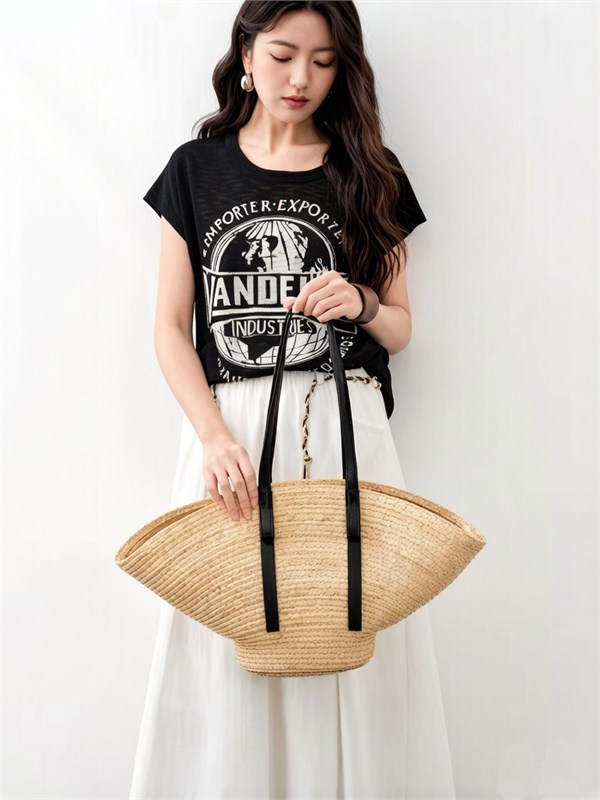 千百惠26夏款T恤：条纹与印花的时尚交响曲