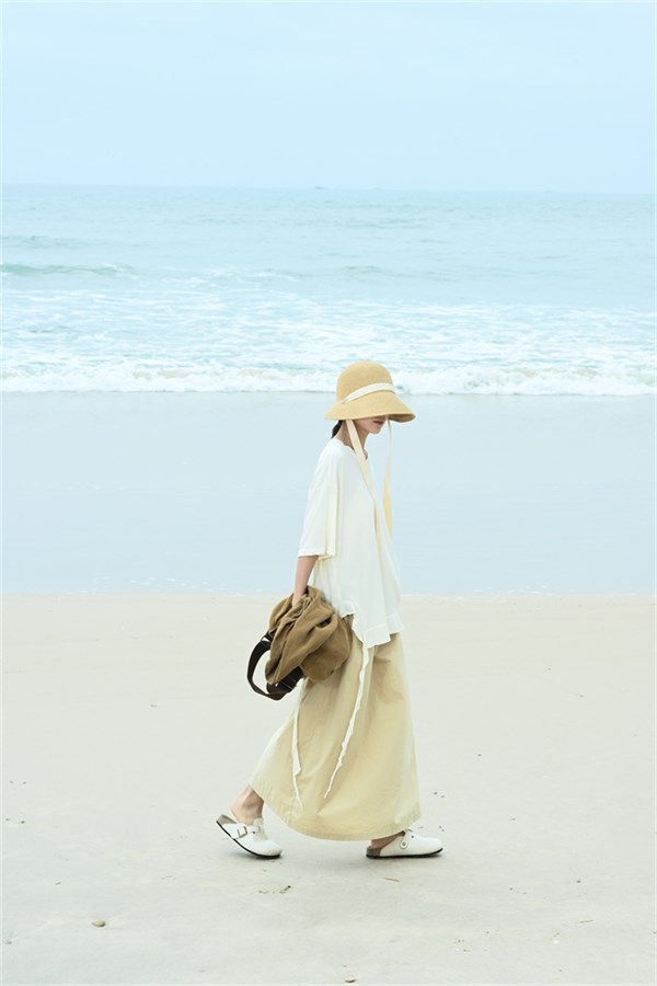 简与媄26夏·海风絮语｜以极简白与卡其色，邂逅盛夏的诗意漫游