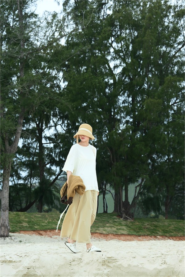 简与媄26夏·海风絮语｜以极简白与卡其色，邂逅盛夏的诗意漫游