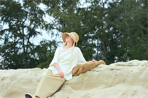 简与媄26夏·海风絮语｜以极简白与卡其色，邂逅盛夏的诗意漫游