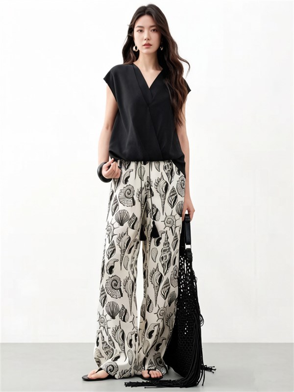 千百惠26夏穿搭秘籍｜两件黑色上衣+印花阔腿裤，轻松拿捏「高级感松弛美学」