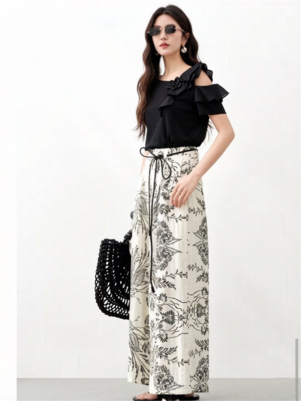 千百惠26夏穿搭秘籍｜两件黑色上衣+印花阔腿裤，轻松拿捏「高级感松弛美学」