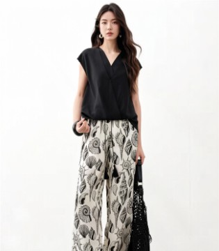 千百惠26夏穿搭秘籍｜两件黑色上衣+印花阔腿裤，轻松拿捏「高级感松弛美学」