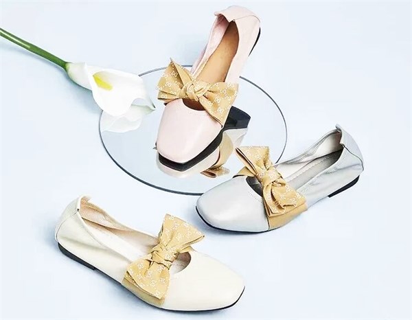 通勤路上的“足下精灵”，这两款平底单鞋闭眼入！