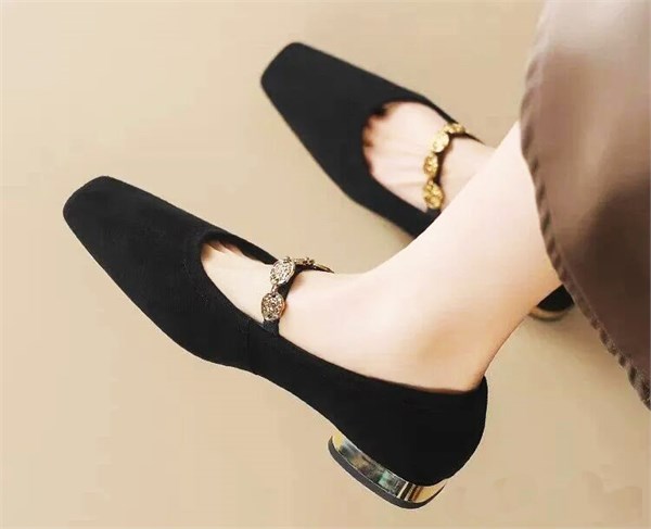 通勤路上的“足下精灵”，这两款平底单鞋闭眼入！