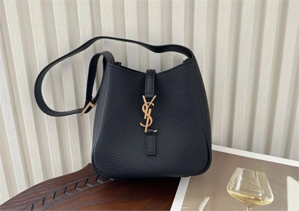 YSL圣罗兰Le 5à7 hobo：迷你可爱，装下你的精致日常