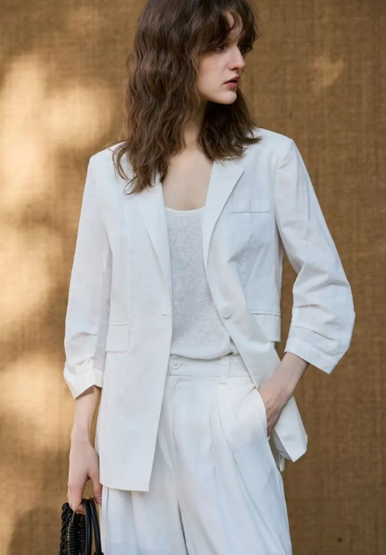 德玛纳亚麻棉:解锁老钱风自由浪漫的时尚密钥