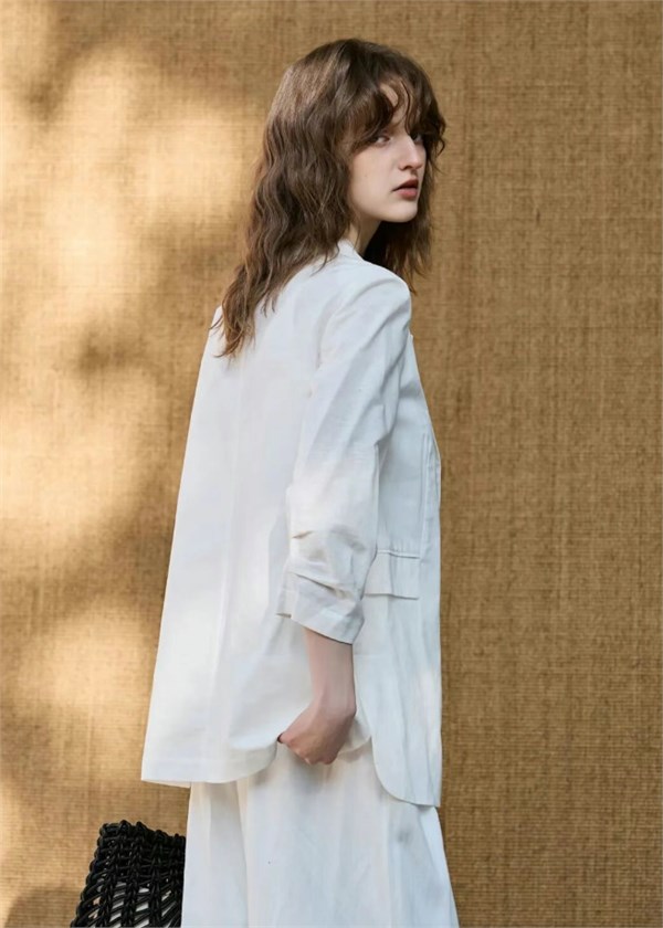 德玛纳亚麻棉:解锁老钱风自由浪漫的时尚密钥