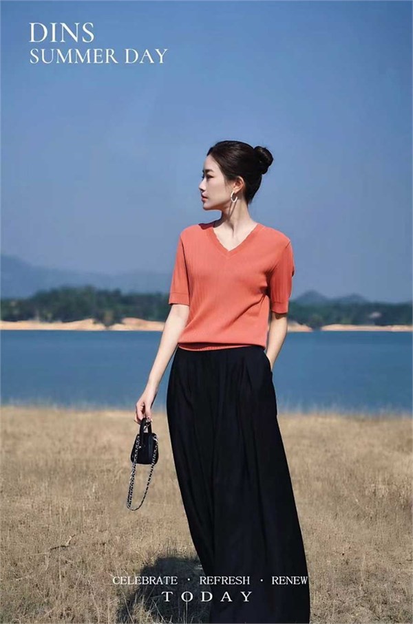 底色2026新款：桑蚕丝薄款V领T恤，配日系马甲半裙，清凉又时髦