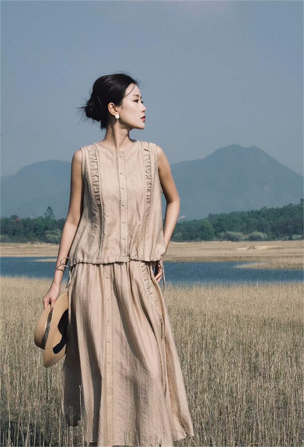 底色2026新款：桑蚕丝薄款V领T恤，配日系马甲半裙，清凉又时髦