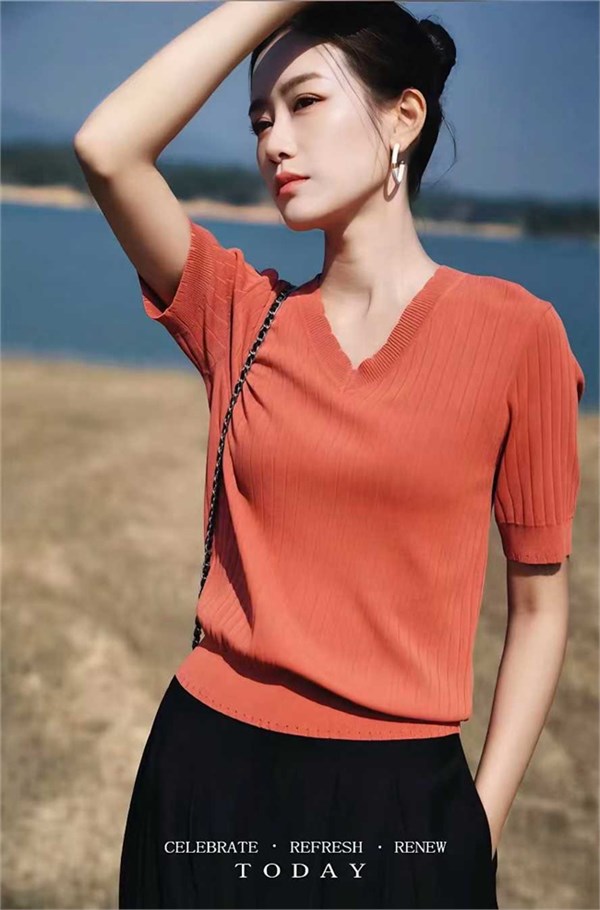 底色2026新款：桑蚕丝薄款V领T恤，配日系马甲半裙，清凉又时髦