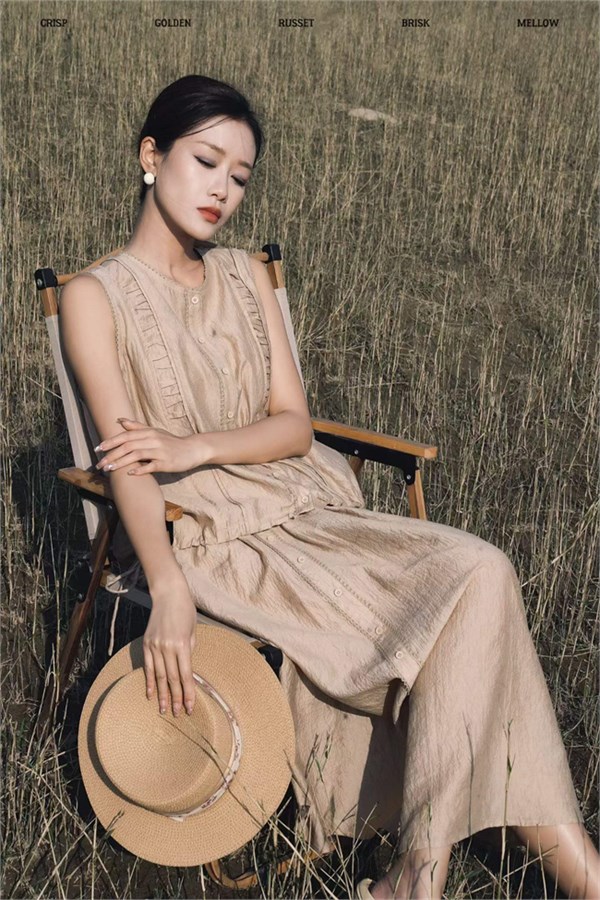 底色2026新款：桑蚕丝薄款V领T恤，配日系马甲半裙，清凉又时髦