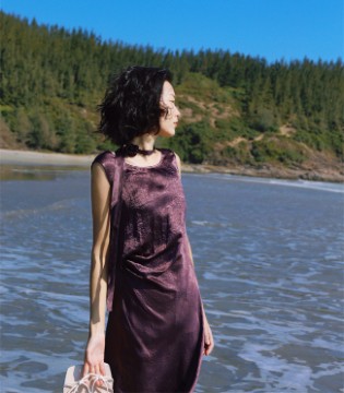 荣子原创2026夏装：真丝飘带裙，邂逅高级度假风情