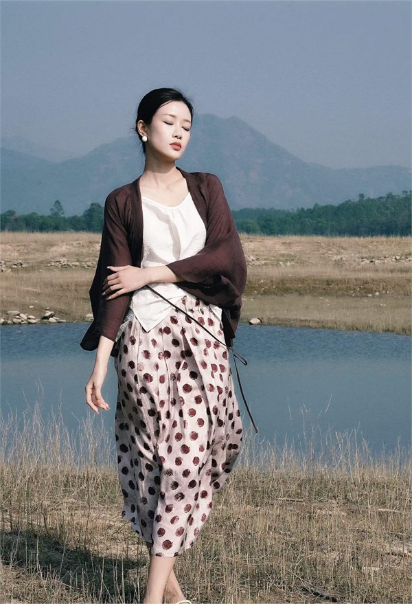 底色女装2026夏装诗意上新｜薄纱长袖邂逅波点裙摆，演绎法式慵懒美学