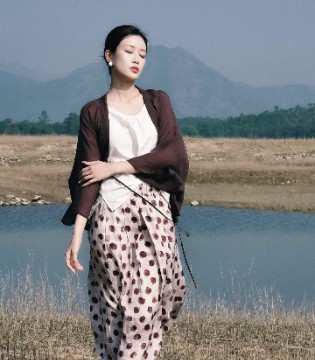 底色女装2026夏装诗意上新｜薄纱长袖邂逅波点裙摆，演绎法式慵懒美学