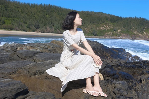 邂逅荣子26新款竖系纹裙，开启通勤与海边的清爽浪漫之旅