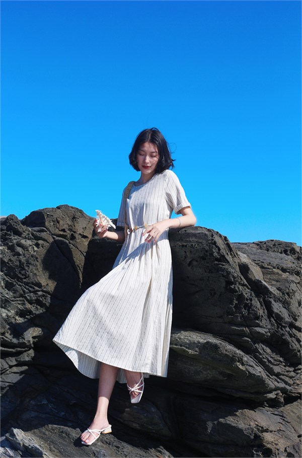 邂逅荣子26新款竖系纹裙，开启通勤与海边的清爽浪漫之旅