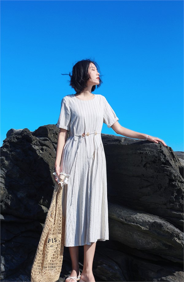 邂逅荣子26新款竖系纹裙，开启通勤与海边的清爽浪漫之旅