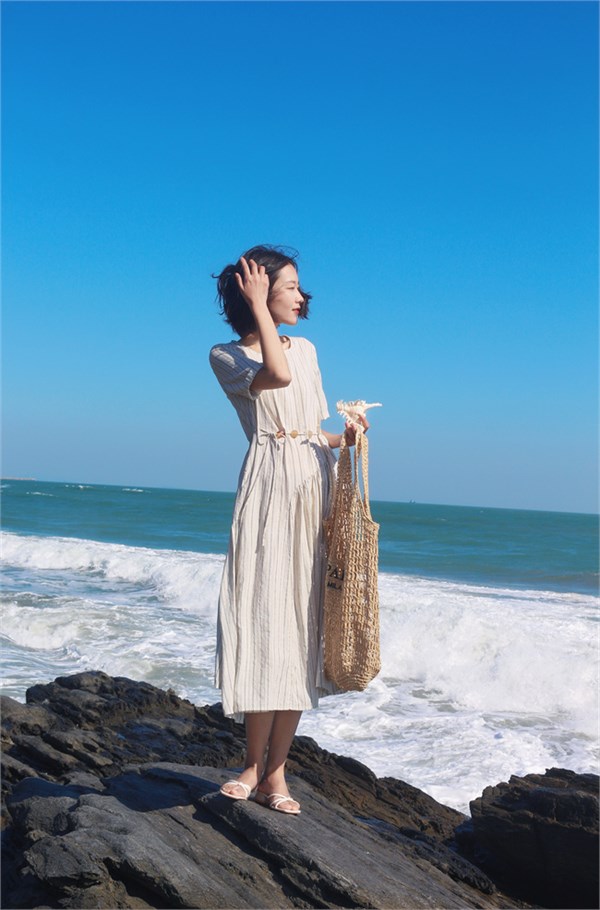 邂逅荣子26新款竖系纹裙，开启通勤与海边的清爽浪漫之旅