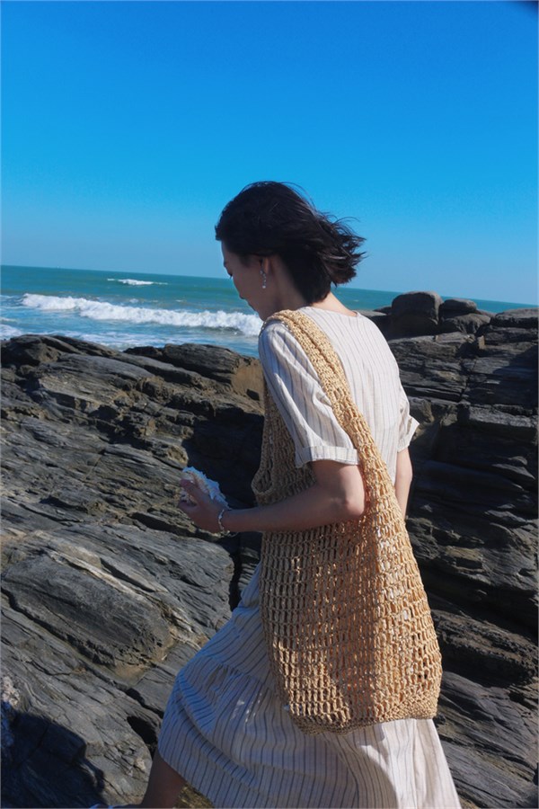 邂逅荣子26新款竖系纹裙，开启通勤与海边的清爽浪漫之旅