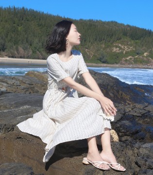 邂逅荣子26新款竖系纹裙，开启通勤与海边的清爽浪漫之旅