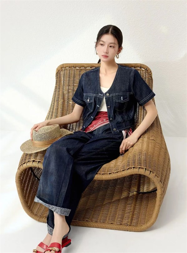 郁香菲弯刀裤:胯宽星人的“身材救赎密码”